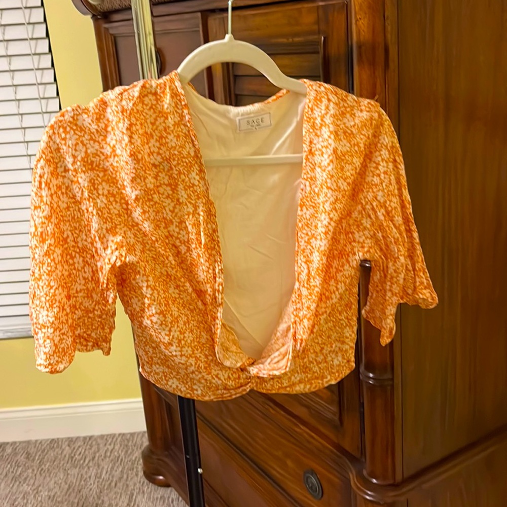 Crop top in gold yellow floral detail